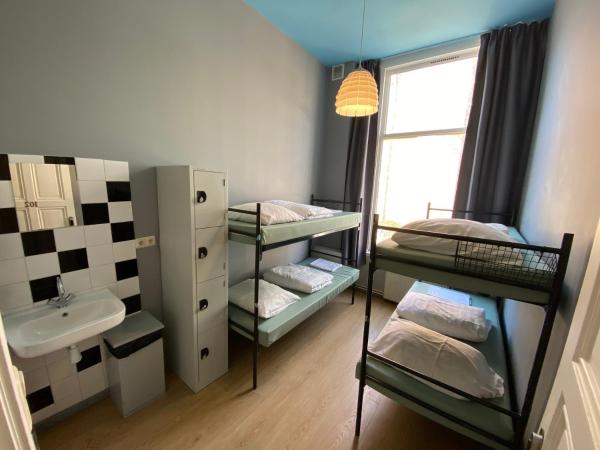 Hostel Cosmos Amsterdam : photo 1 de la chambre lit dans un dortoir de 4 lits