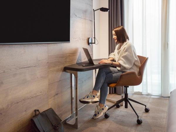 Novotel Lausanne Bussigny : photo 4 de la chambre chambre exécutive avec lit queen-size et balcon