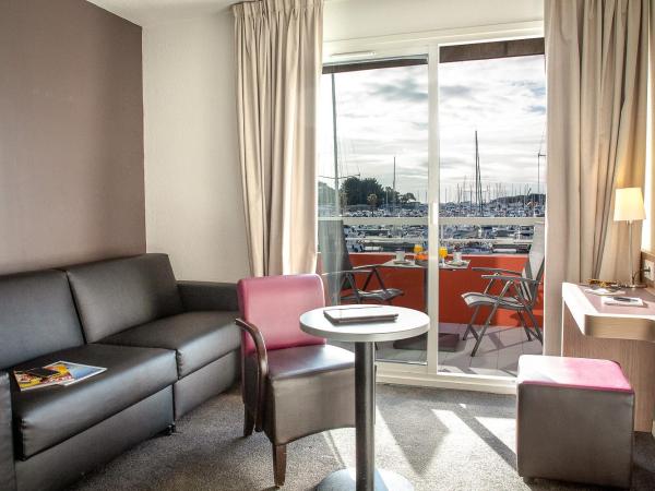 Best Western Plus La Marina : photo 9 de la chambre suite lit queen-size - non-fumeurs - vue sur port