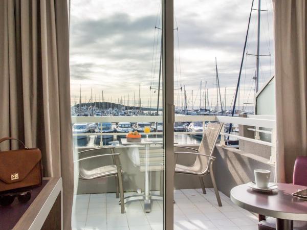 Best Western Plus La Marina : photo 7 de la chambre suite lit queen-size - non-fumeurs - vue sur port