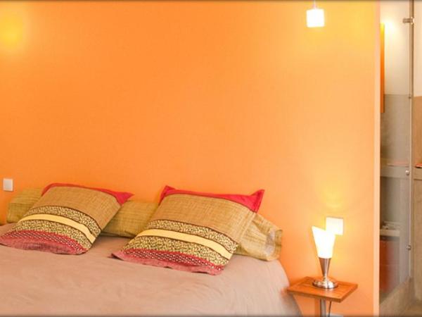 Maison d'Hôte de Myon : photo 9 de la chambre chambre double avec lit d'appoint