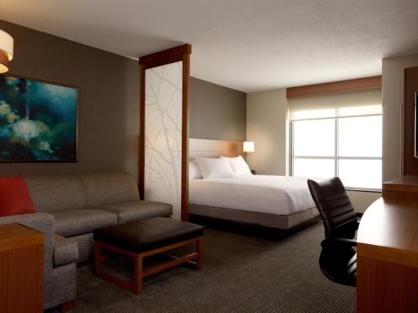 Hyatt Place Calgary Airport : photo 2 de la chambre chambre lit king-size avec canapé-lit