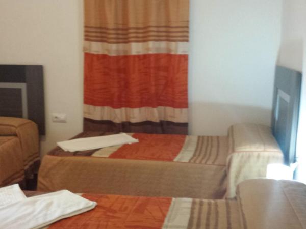 Pension Gran Plaza : photo 3 de la chambre chambre quadruple