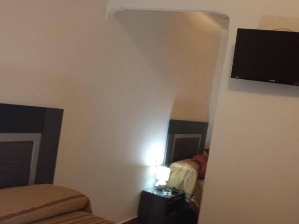 Pension Gran Plaza : photo 2 de la chambre chambre triple