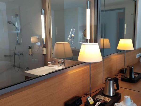 Best Western Premier Hôtel du Vieux-Port : photo 3 de la chambre chambre lit queen-size confort