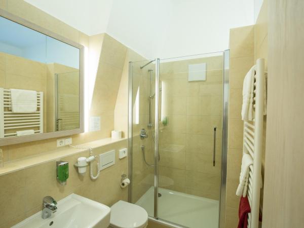 Gästehaus der Katholischen Akademie in Bayern : photo 4 de la chambre chambre double - château suresnes