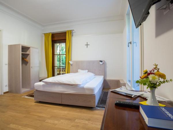 Gästehaus der Katholischen Akademie in Bayern : photo 3 de la chambre chambre double - château suresnes
