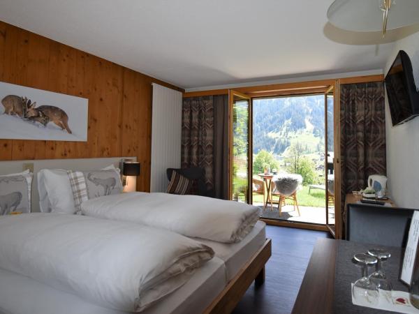 Hotel Cabana : photo 1 de la chambre chambre double supérieure enzian avec accès au jardin - vue sur eiger