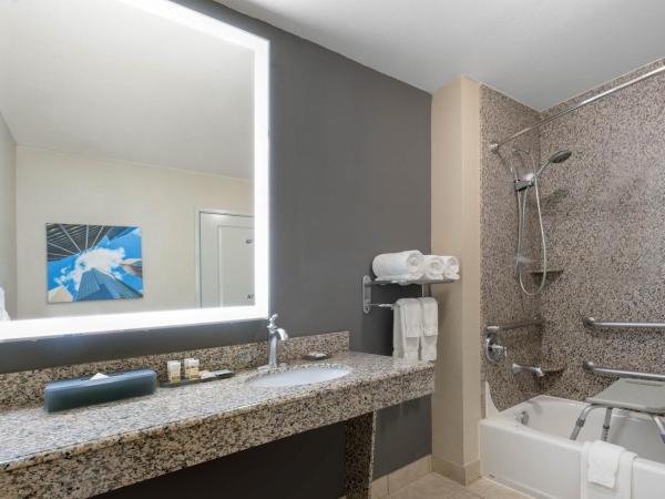 La Quinta by Wyndham Houston Energy Corridor : photo 6 de la chambre chambre lit king-size avec baignoire - accessible aux personnes à mobilité réduite/malentendantes - non-fumeurs