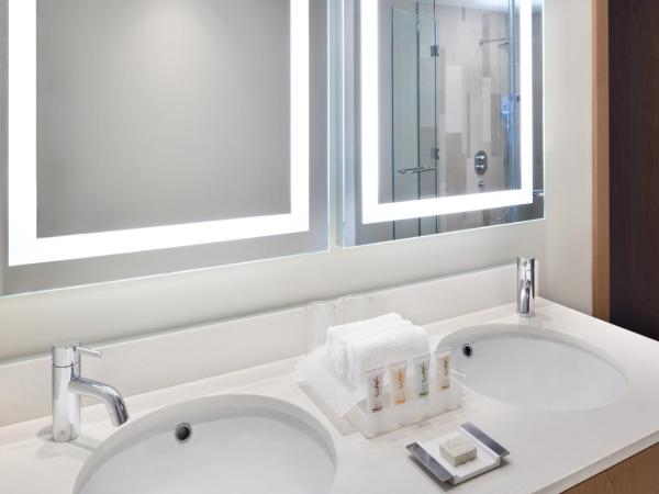 Holiday Inn & Suites - Dubai Festival City Mall, an IHG Hotel : photo 5 de la chambre suite junior lit king-size