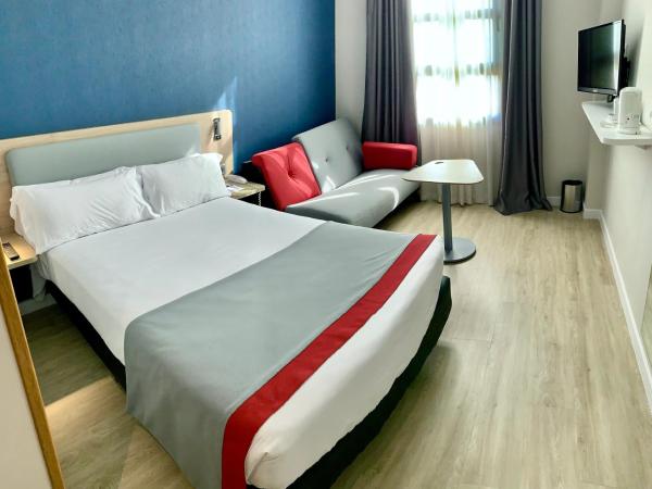 Holiday Inn Express Ciudad de las Ciencias, an IHG Hotel : photo 2 de la chambre chambre double standard avec canapé-lit