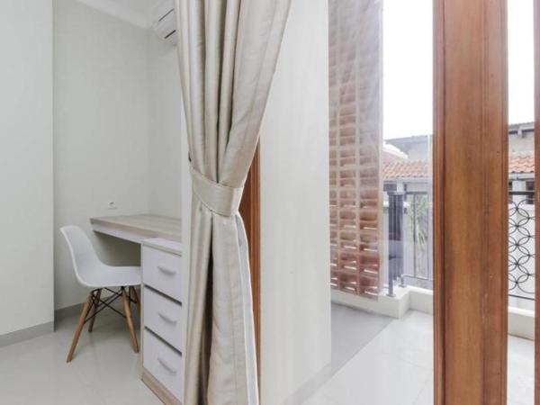 RedDoorz Premium near Ragunan Zoo 2 : photo 5 de la chambre room #408512212