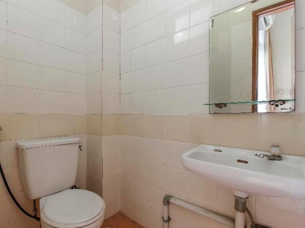 RedDoorz Plus near GBK Senayan : photo 3 de la chambre room #412395308