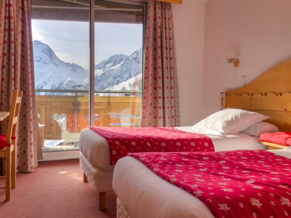 Hotel Adret : photo 4 de la chambre chambre double/lits jumeaux avec balcon