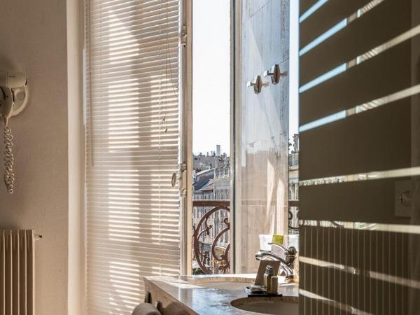 Grand Hotel De La Reine - Place Stanislas : photo 3 de la chambre chambre double deluxe - vue latérale sur rue