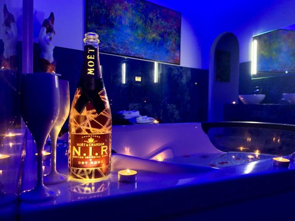 Cannatella's Mansion : photo 1 de la chambre suite lit king-size avec baignoire spa