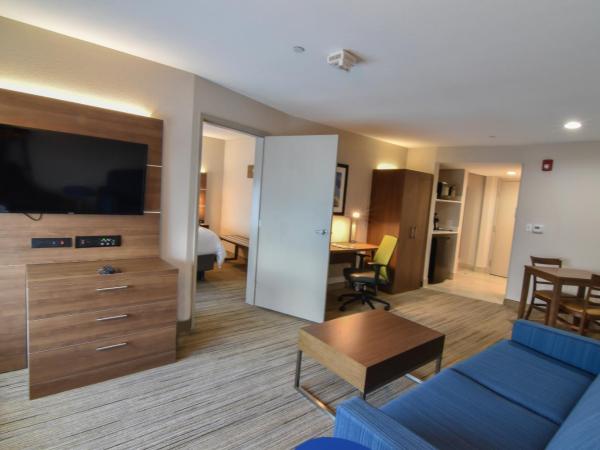 Holiday Inn Express & Suites - Indianapolis Northwest, an IHG Hotel : photo 6 de la chambre suite lit king-size avec baignoire accessible aux personnes à mobilité réduite