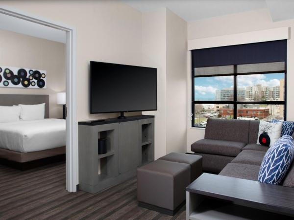 Hyatt House Nashville Downtown-Convention Center : photo 1 de la chambre suite 1 chambre lit king-size avec canapé-lit et cuisine