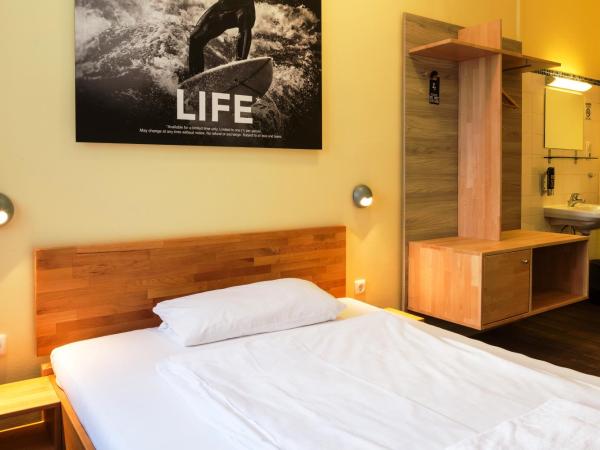 Euro Youth Hotel Munich : photo 1 de la chambre chambre simple avec salle de bains commune