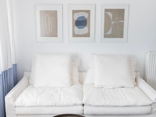 Lilium Hotel Santorini : photo 4 de la chambre suite lune de miel avec jacuzzi et vue sur volcan