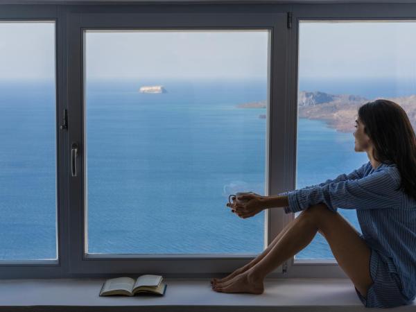 Lilium Hotel Santorini : photo 3 de la chambre suite lune de miel avec jacuzzi et vue sur volcan