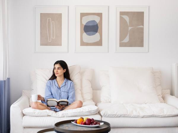 Lilium Hotel Santorini : photo 7 de la chambre suite lune de miel avec jacuzzi et vue sur volcan