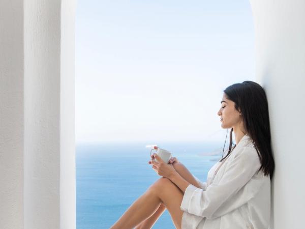 Lilium Hotel Santorini : photo 6 de la chambre suite lune de miel avec jacuzzi et vue sur volcan