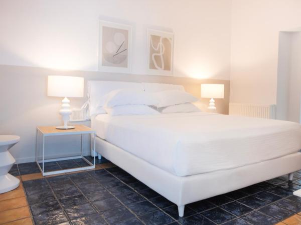 Lilium Hotel Santorini : photo 5 de la chambre suite lune de miel avec jacuzzi et vue sur volcan