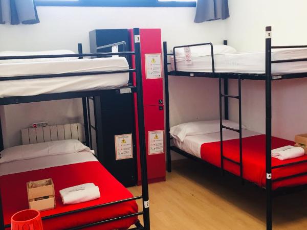 Bilbao Akelarre Hostel : photo 5 de la chambre chambre lits jumeaux avec salle de bains commune