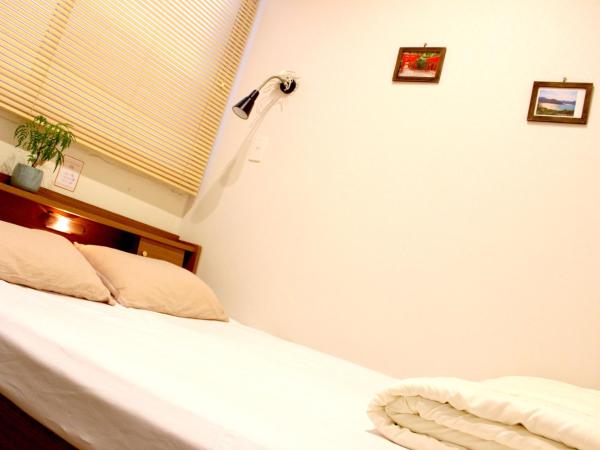 Hostel TOKI : photo 3 de la chambre chambre double avec salle de bains commune