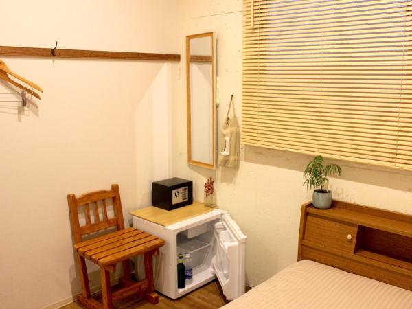 Hostel TOKI : photo 4 de la chambre chambre double avec salle de bains commune