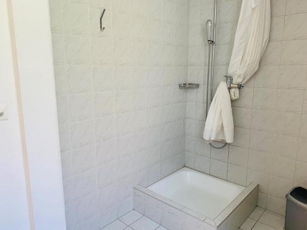 Residence zur Musegg : photo 6 de la chambre chambre simple avec toilettes et douche communes
