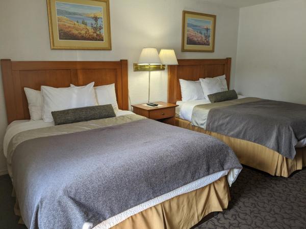 Howard Johnson by Wyndham Downtown Kamloops : photo 1 de la chambre chambre 2 lits queen-size - non-fumeurs
