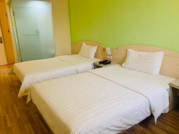 7Days Inn Wuhan Huazhong Science and Technology University Guanggu Square : photo 3 de la chambre chambre affaires lits jumeaux
