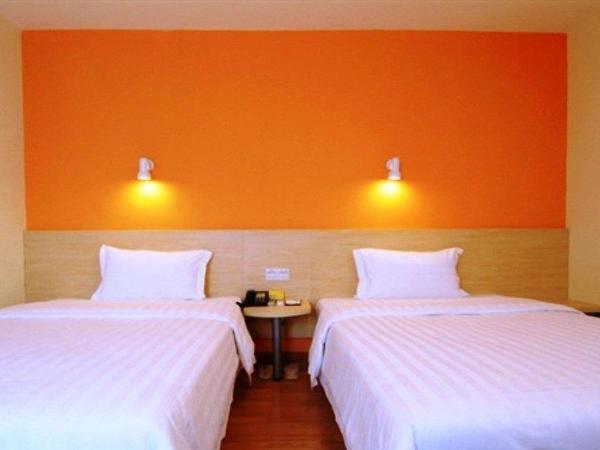 7Days Inn Sanya Dadonghai : photo 2 de la chambre chambre affaires lits jumeaux