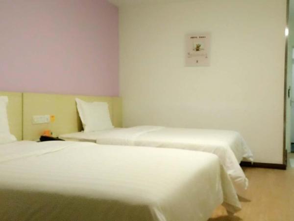 7Days Inn Wuhan Airport Panlong City : photo 1 de la chambre chambre affaires lits jumeaux