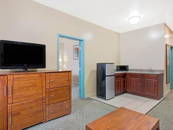 Days Inn by Wyndham Downtown St. Louis : photo 2 de la chambre chambre lit king-size affaires - non-fumeurs