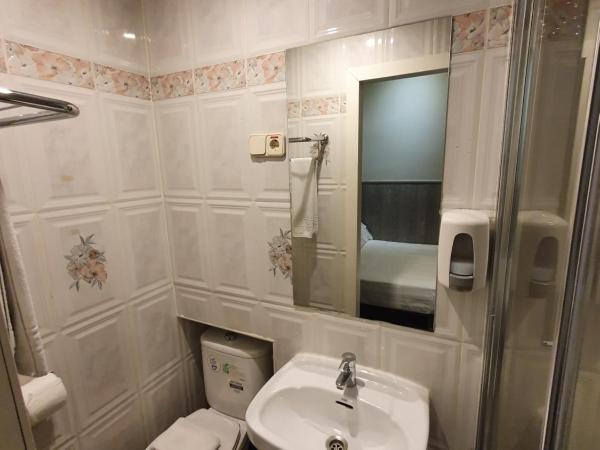 CH Plaza D'Ort Rooms IV : photo 3 de la chambre chambre double avec lit d'appoint