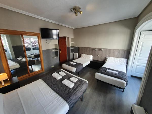 CH Plaza D'Ort Rooms IV : photo 2 de la chambre chambre familiale avec balcon et salle de bains commune