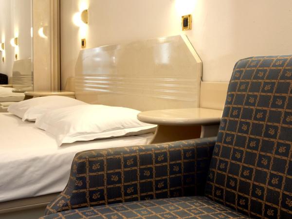 Hotel Gran Vista Plava Laguna : photo 5 de la chambre chambre classique avec canapé-lit et balcon - côté mer