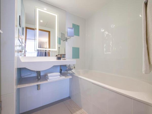 Novotel York Centre : photo 4 de la chambre chambre exécutive avec lit queen-size et canapé