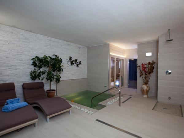 Hotel Residence Villa Del Mare : photo 5 de la chambre chambre triple avec accès au spa