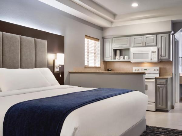 Days Inn & Suites by Wyndham Houston Hobby Airport : photo 2 de la chambre suite 1 lit king-size avec cuisine complète - non-fumeurs