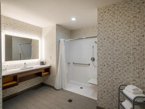 Holiday Inn & Suites Memphis Southeast-Germantown, an IHG Hotel : photo 2 de la chambre chambre lit king-size pour personnes à mobilité réduite – douche accessible en fauteuil roulant - non-fumeurs