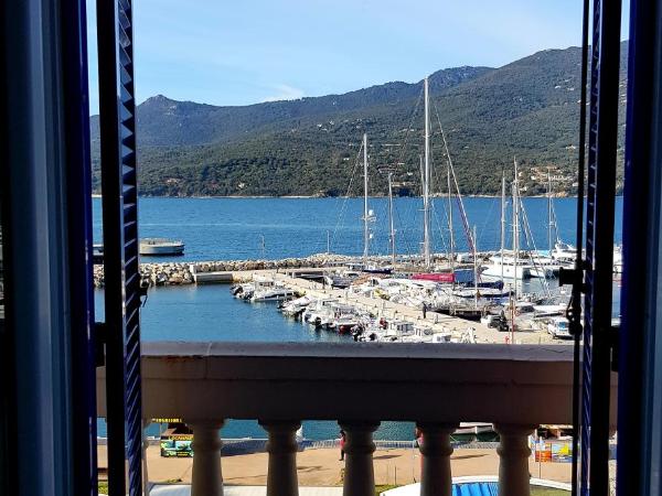 Hôtel Restaurant le Bellevue : photo 1 de la chambre chambre double avec balcon - vue sur mer