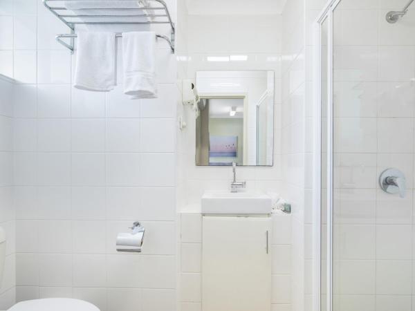 Best Western Airport 85 Motel : photo 6 de la chambre chambre standard avec 3 lits simples