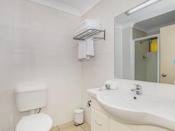 Best Western Airport 85 Motel : photo 5 de la chambre chambre standard avec 1 lit king-size et 2 lits simples