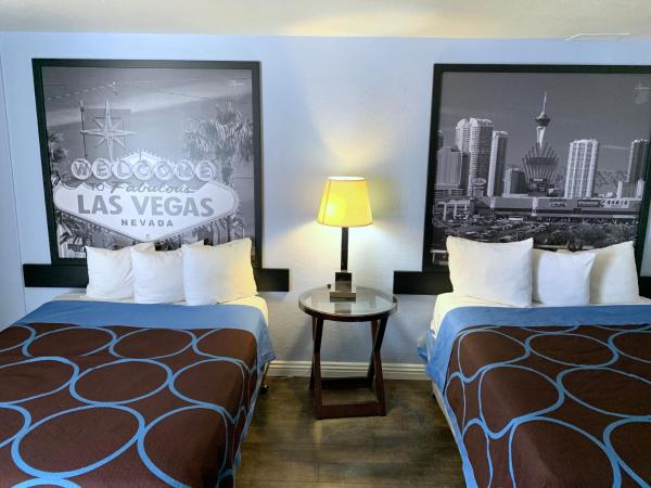 Super 8 by Wyndham Las Vegas North Strip/Fremont St. Area : photo 4 de la chambre chambre 2 lits queen-size - non-fumeurs