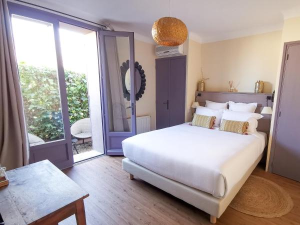 Hôtel Sous les Figuiers - Piscine, parking, centre ville : photo 1 de la chambre chambre double avec patio