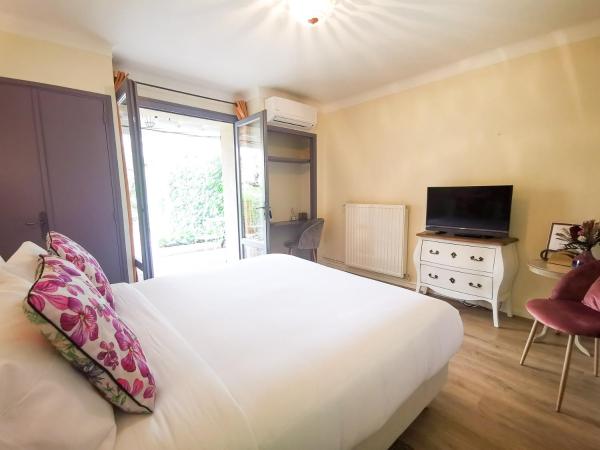 Hôtel Sous les Figuiers - Piscine, parking, centre ville : photo 5 de la chambre chambre double avec terrasse